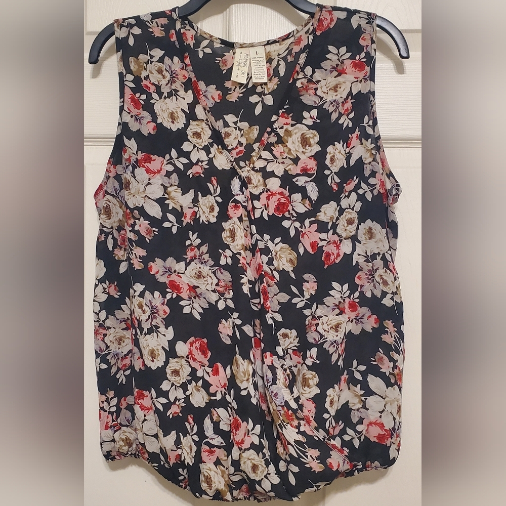 Midnight Sky Floral Sleeveless Crossbody Top - Black and Red. Size L